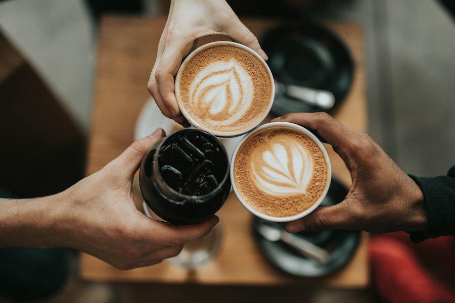 Dos tazas de café con arte latte