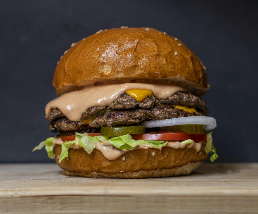 Hamburguesa doble con queso derretido