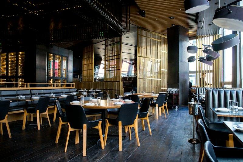 Salón del restaurante con luces cálidas