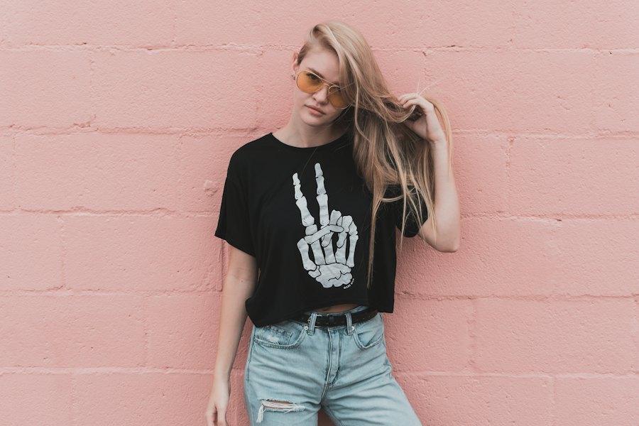 Chica con camiseta negra